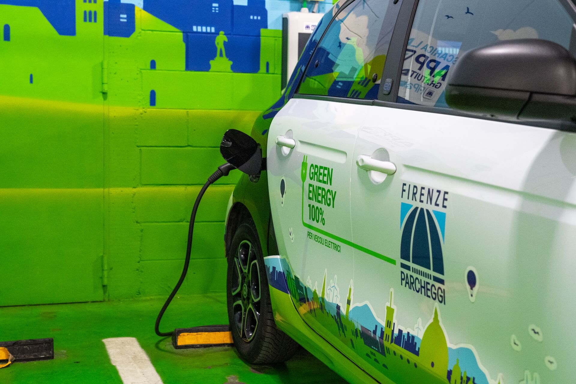Stallo di sosta verde per vetture elettriche